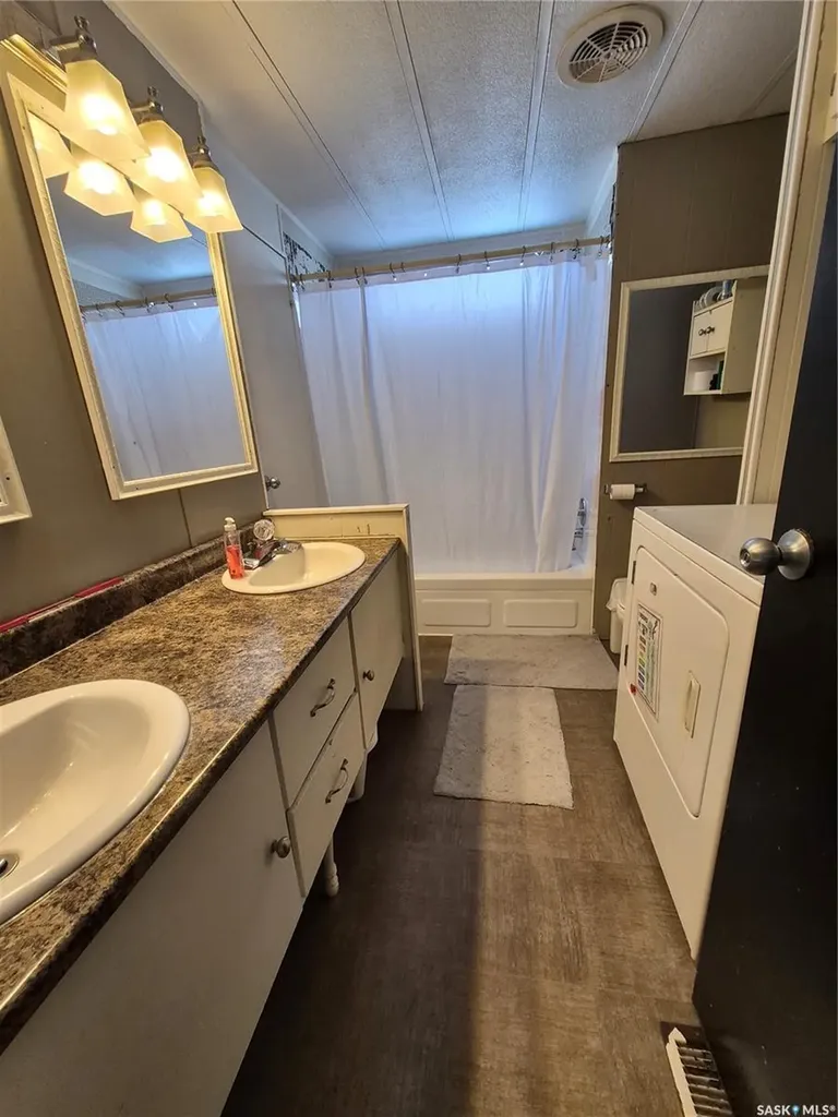 129 17th Street NE Weyburn SK S4H 2N3