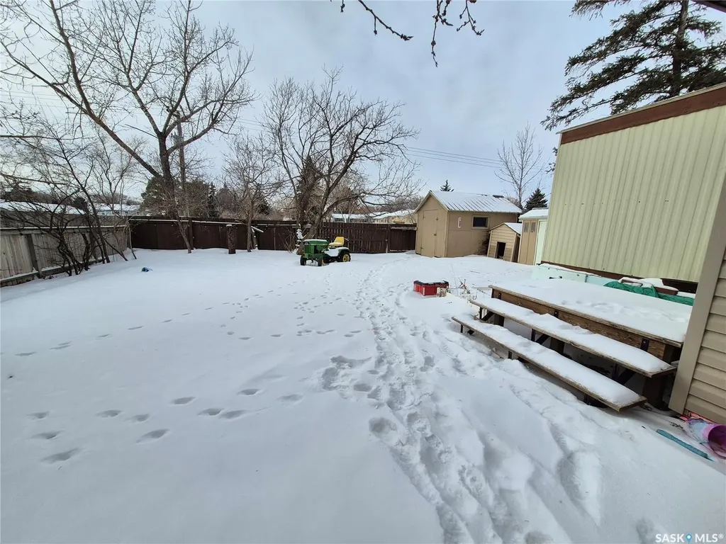 129 17th Street NE Weyburn SK S4H 2N3