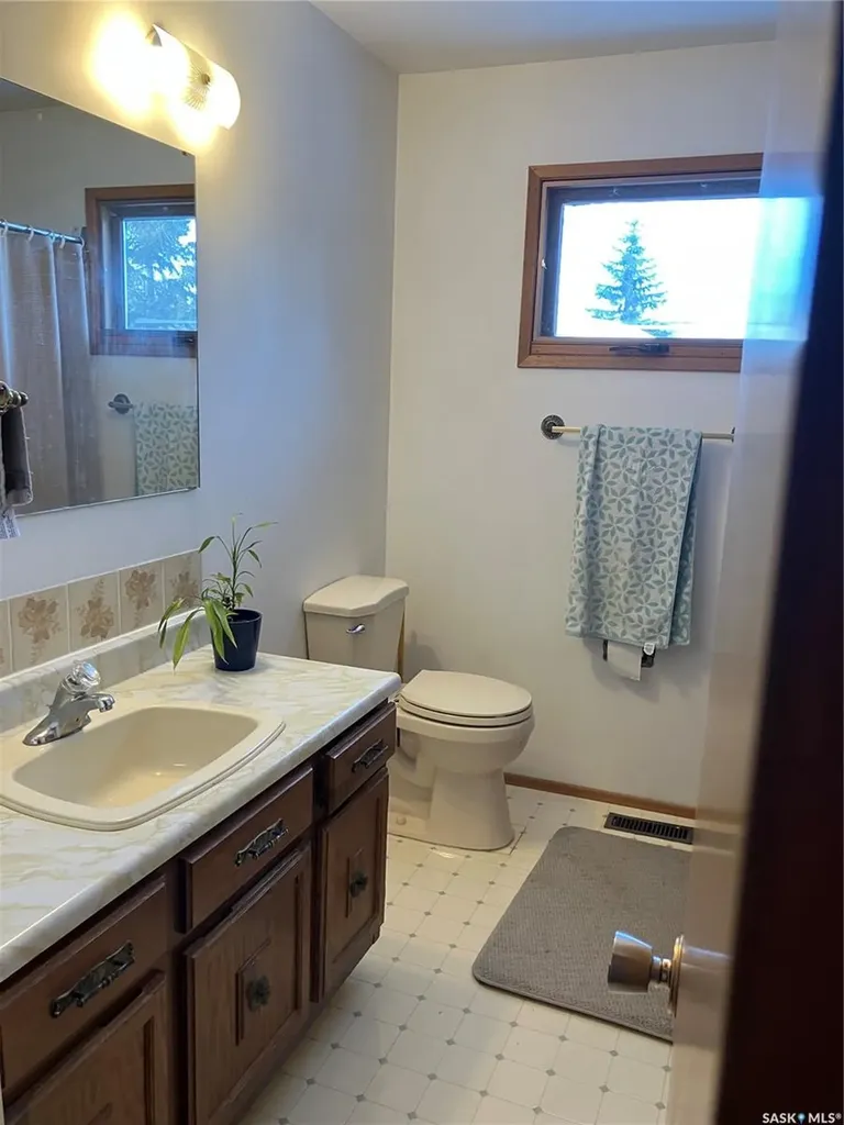 402 3rd Street NW Ituna SK S0A 1N0