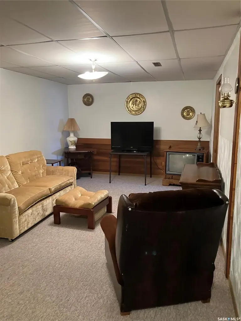 402 3rd Street NW Ituna SK S0A 1N0