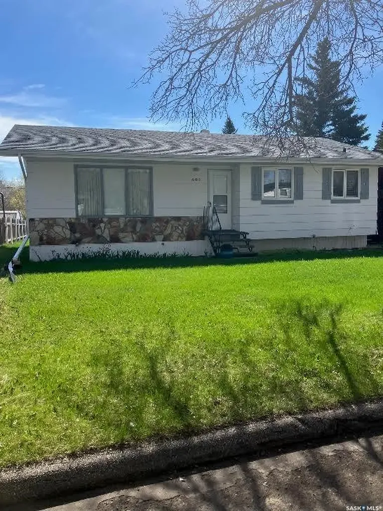402 3rd Street NW Ituna SK S0A 1N0