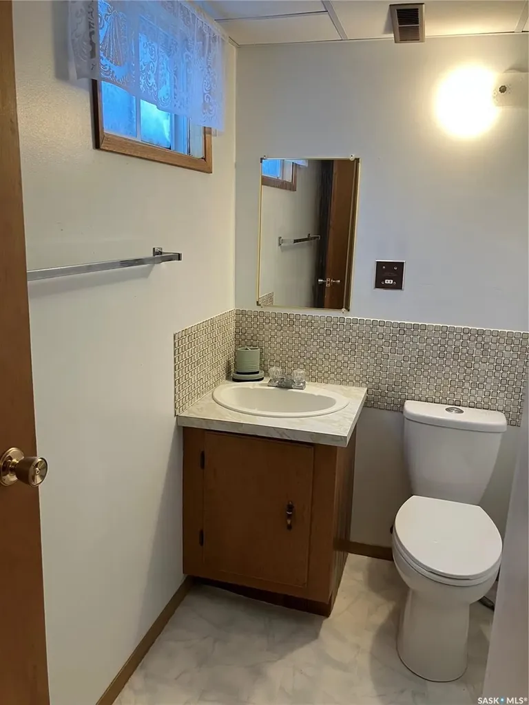 402 3rd Street NW Ituna SK S0A 1N0