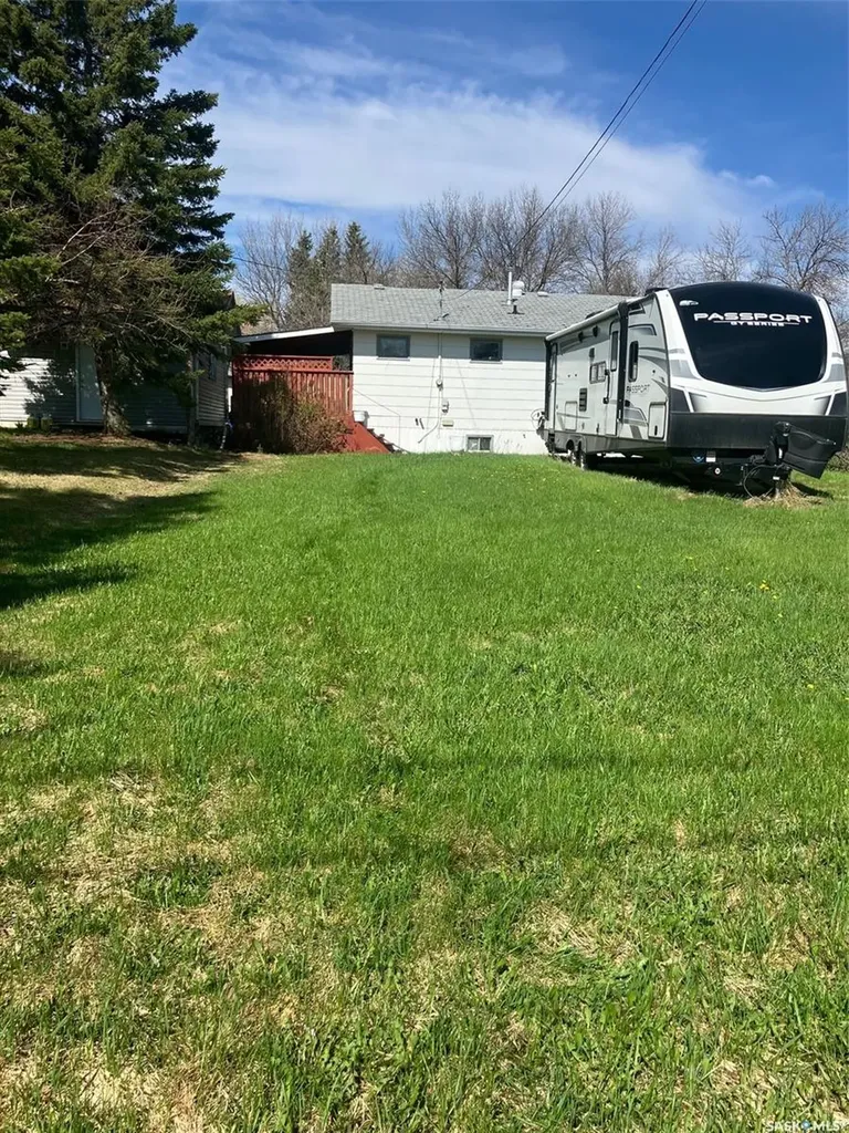 402 3rd Street NW Ituna SK S0A 1N0