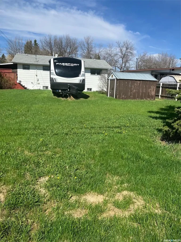 402 3rd Street NW Ituna SK S0A 1N0