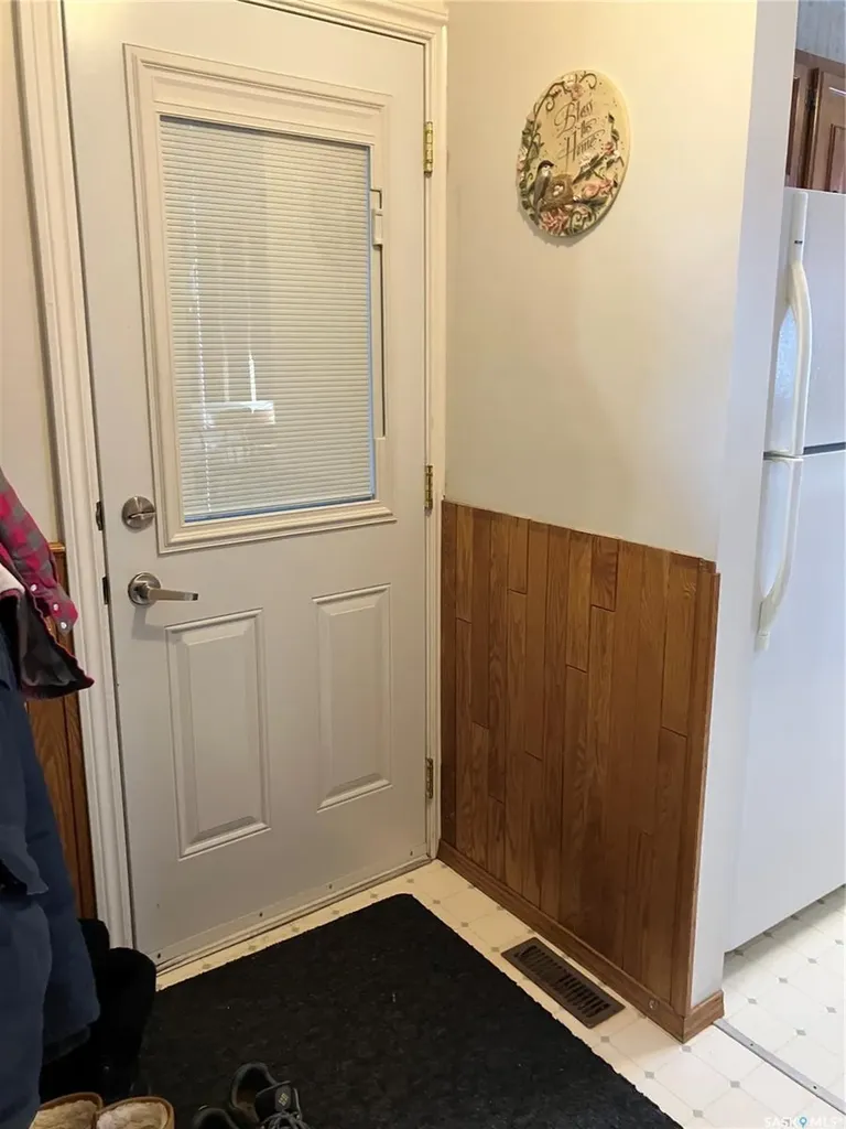 402 3rd Street NW Ituna SK S0A 1N0