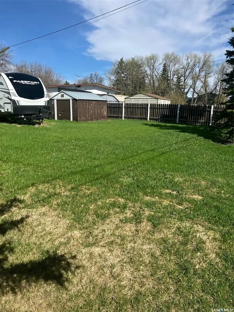 402 3rd Street NW Ituna SK S0A 1N0
