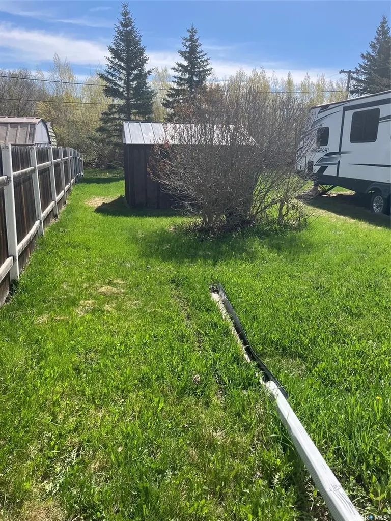 402 3rd Street NW Ituna SK S0A 1N0