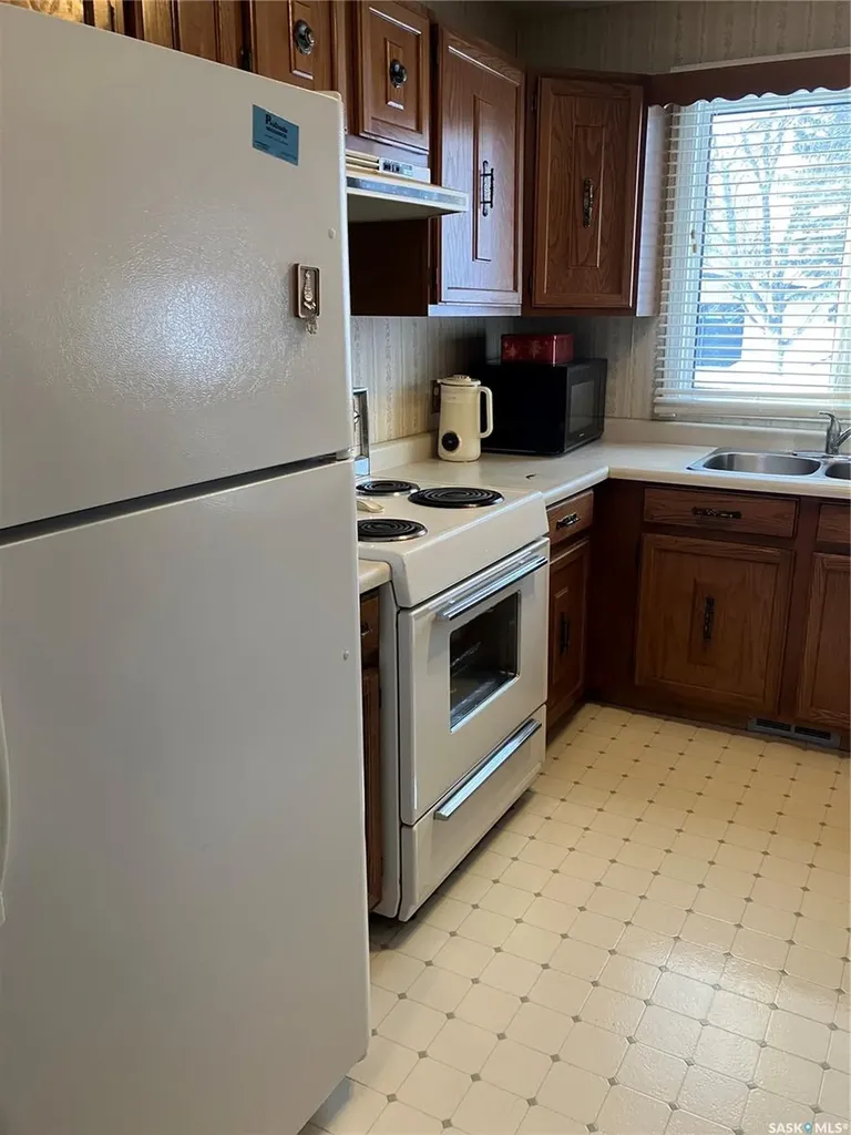 402 3rd Street NW Ituna SK S0A 1N0