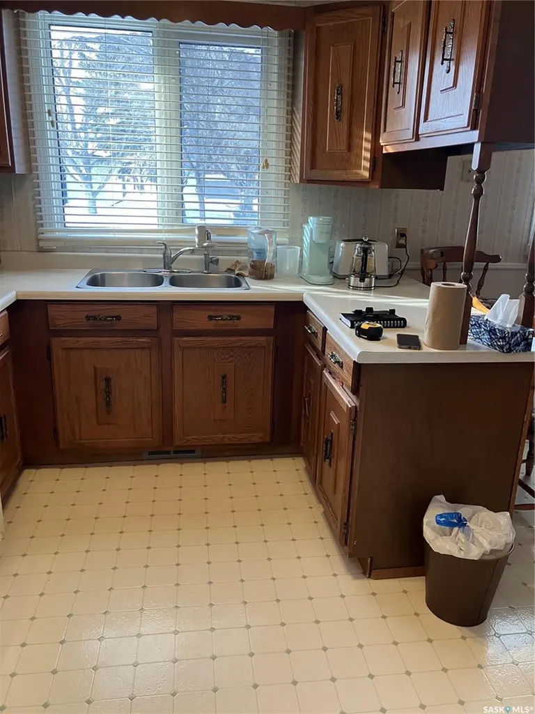 402 3rd Street NW Ituna SK S0A 1N0