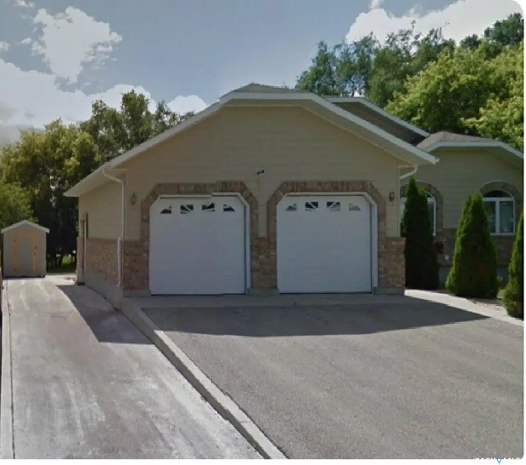 833 Peters Avenue Oxbow SK S0C 2B0