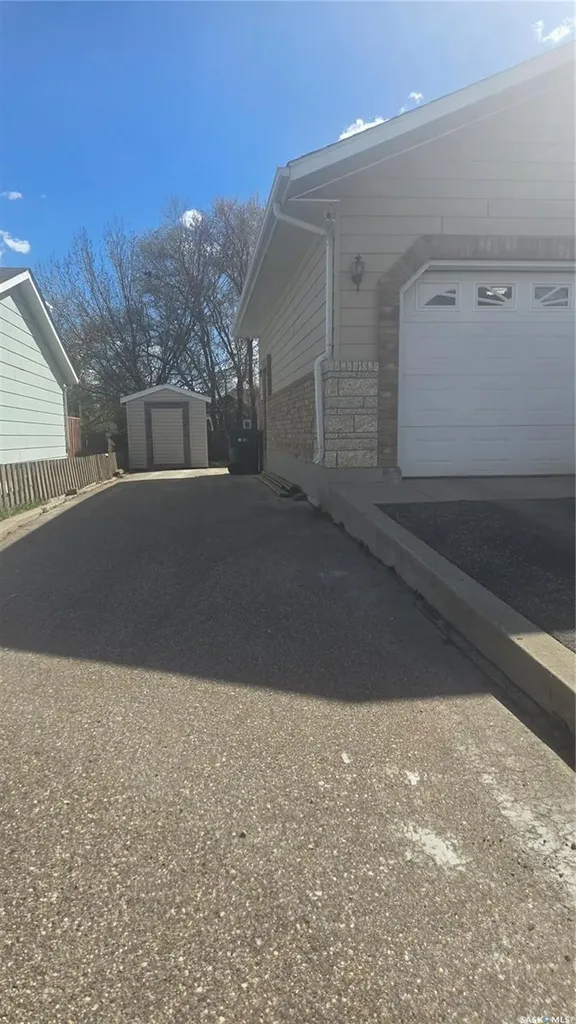 833 Peters Avenue Oxbow SK S0C 2B0