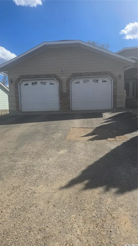 833 Peters Avenue Oxbow SK S0C 2B0