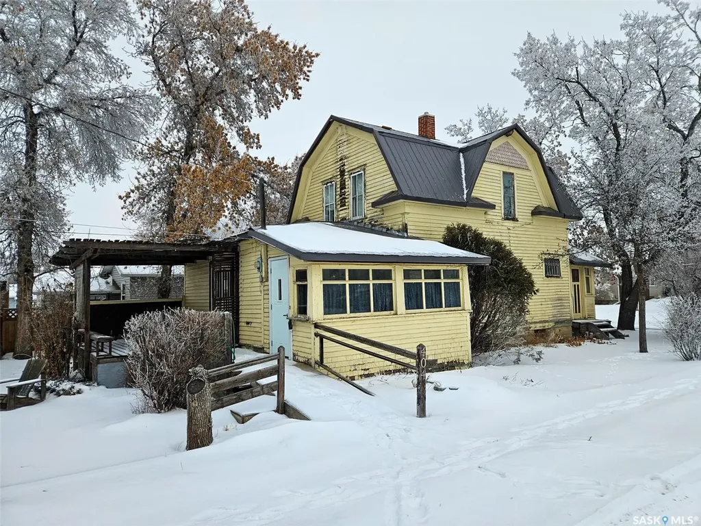 404 Brownlee Street Herbert SK S0H 2A0