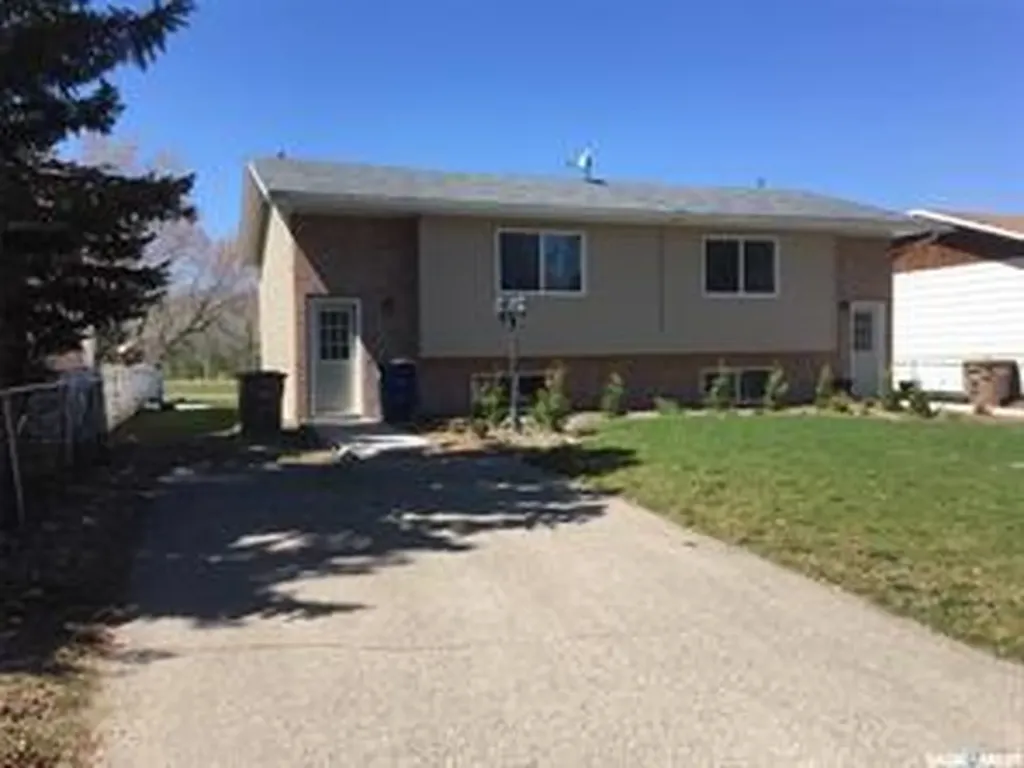 633/635 3rd Street NE Wadena SK S0A 4J0