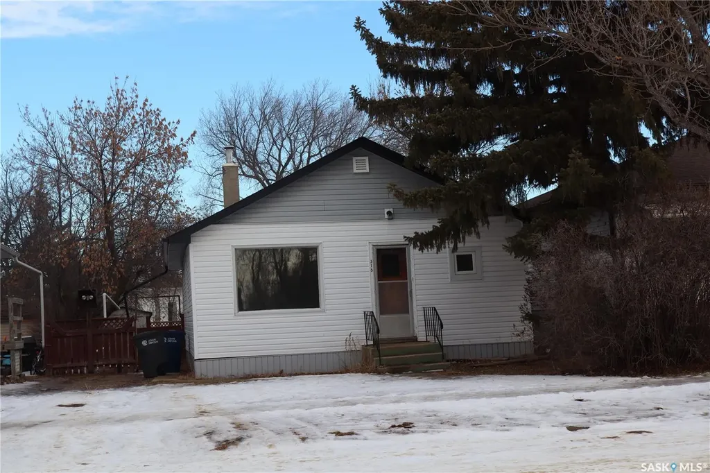 315 7th Avenue E Assiniboia SK S0H 0B0