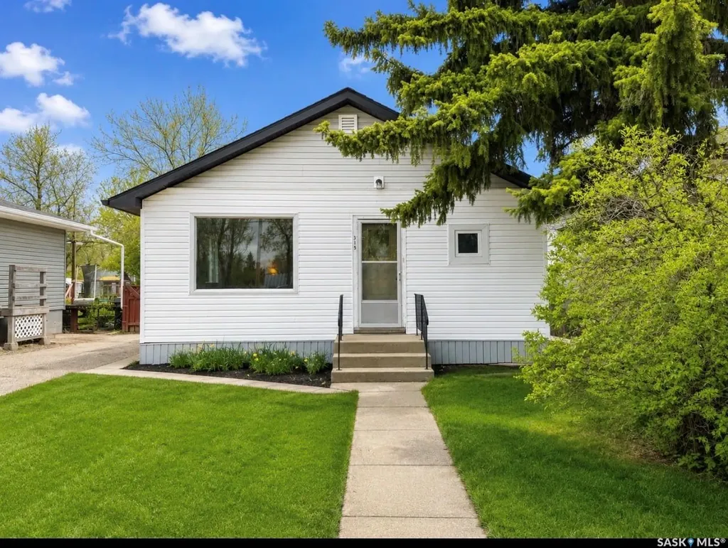 315 7th Avenue E Assiniboia SK S0H 0B0