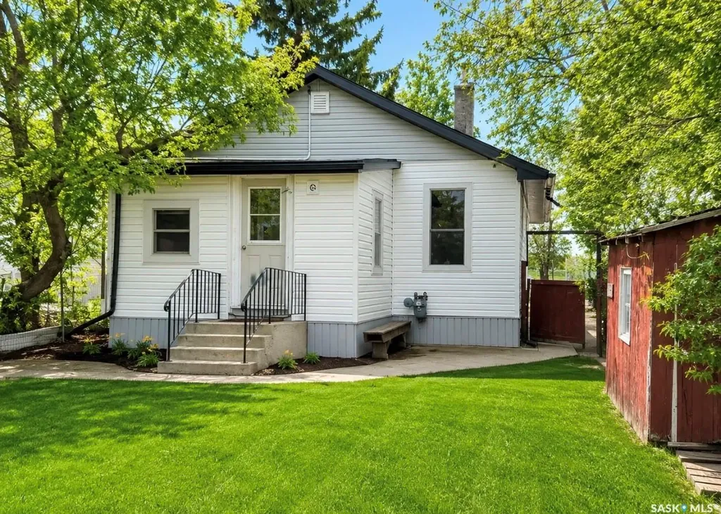 315 7th Avenue E Assiniboia SK S0H 0B0