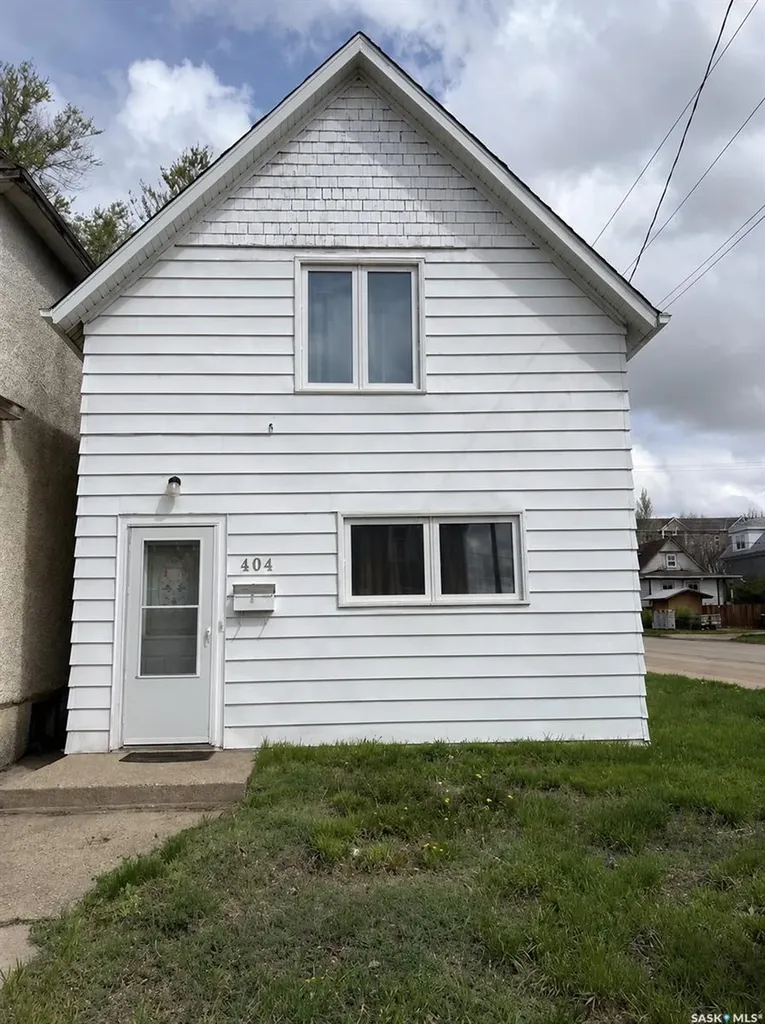 404 Fairford Street W Moose Jaw SK S6H 1W2