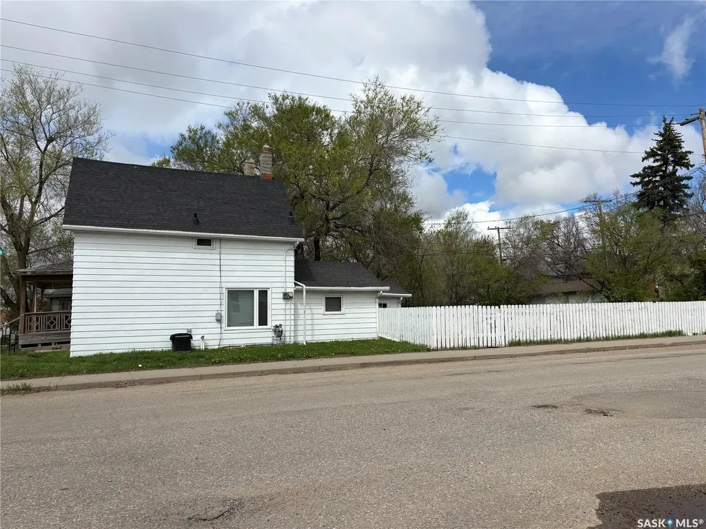 404 Fairford Street W Moose Jaw SK S6H 1W2