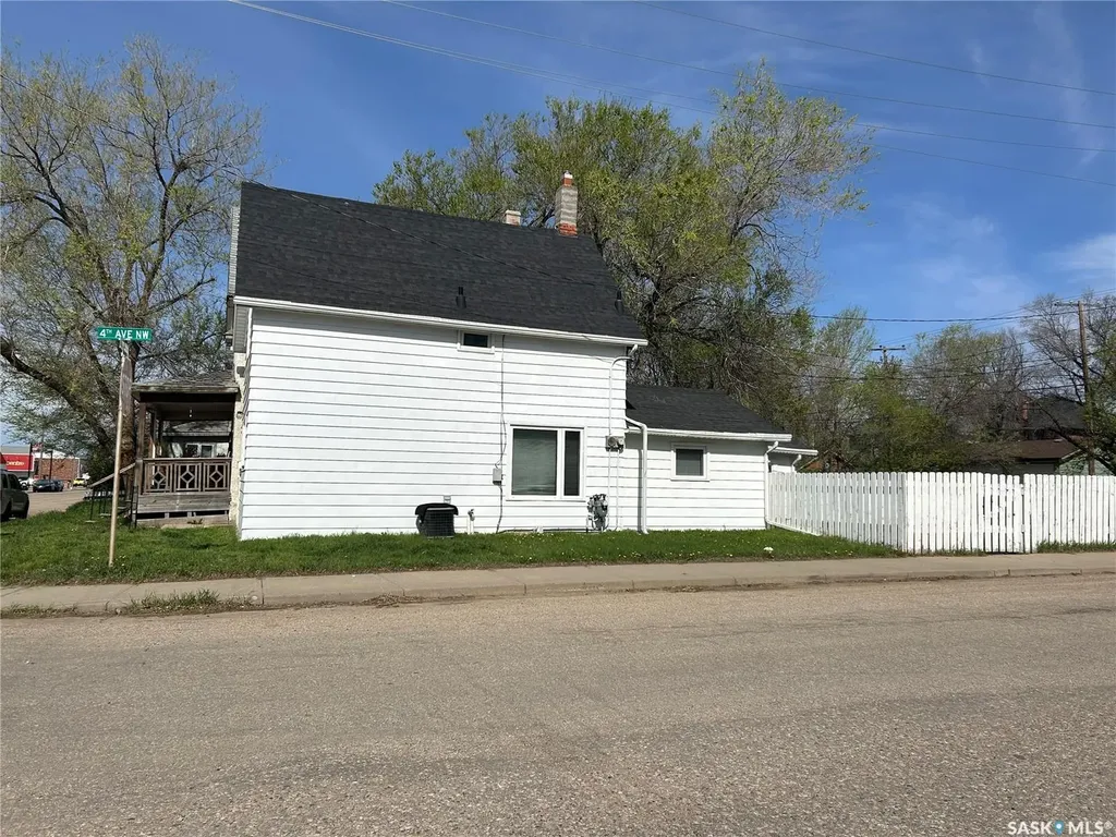 404 Fairford Street W Moose Jaw SK S6H 1W2