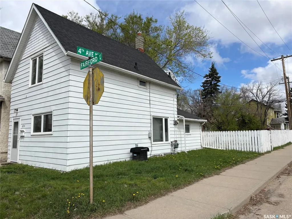 404 Fairford Street W Moose Jaw SK S6H 1W2