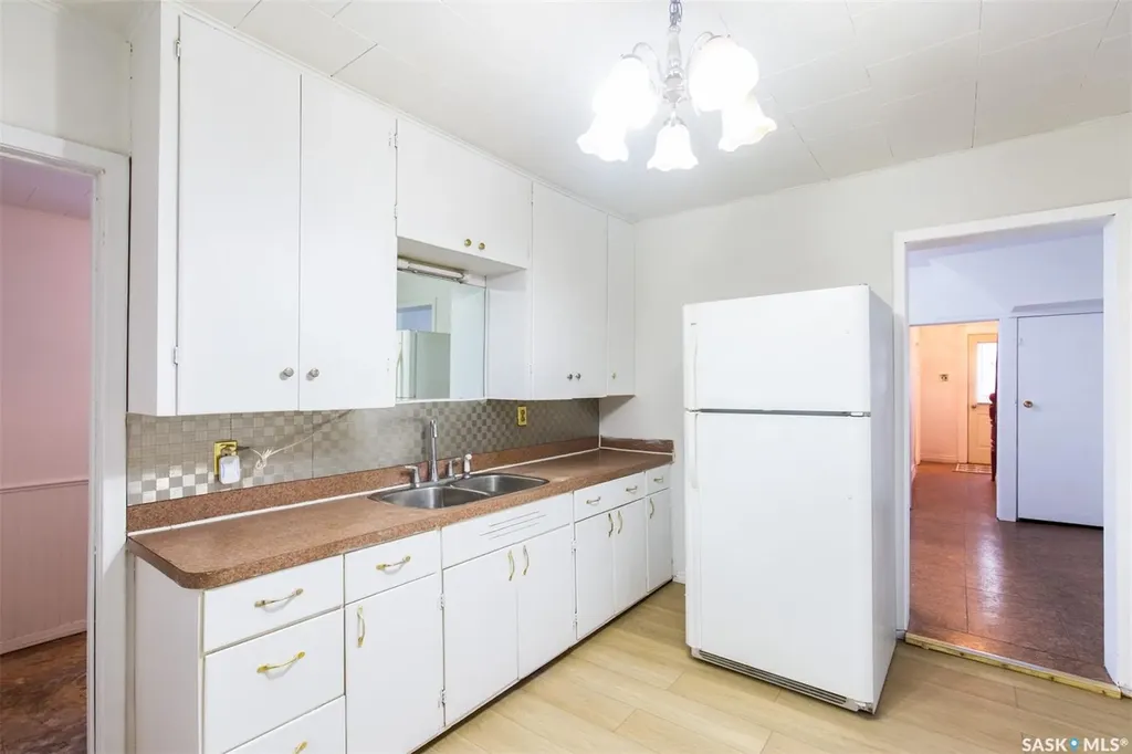 404 Fairford Street W Moose Jaw SK S6H 1W2