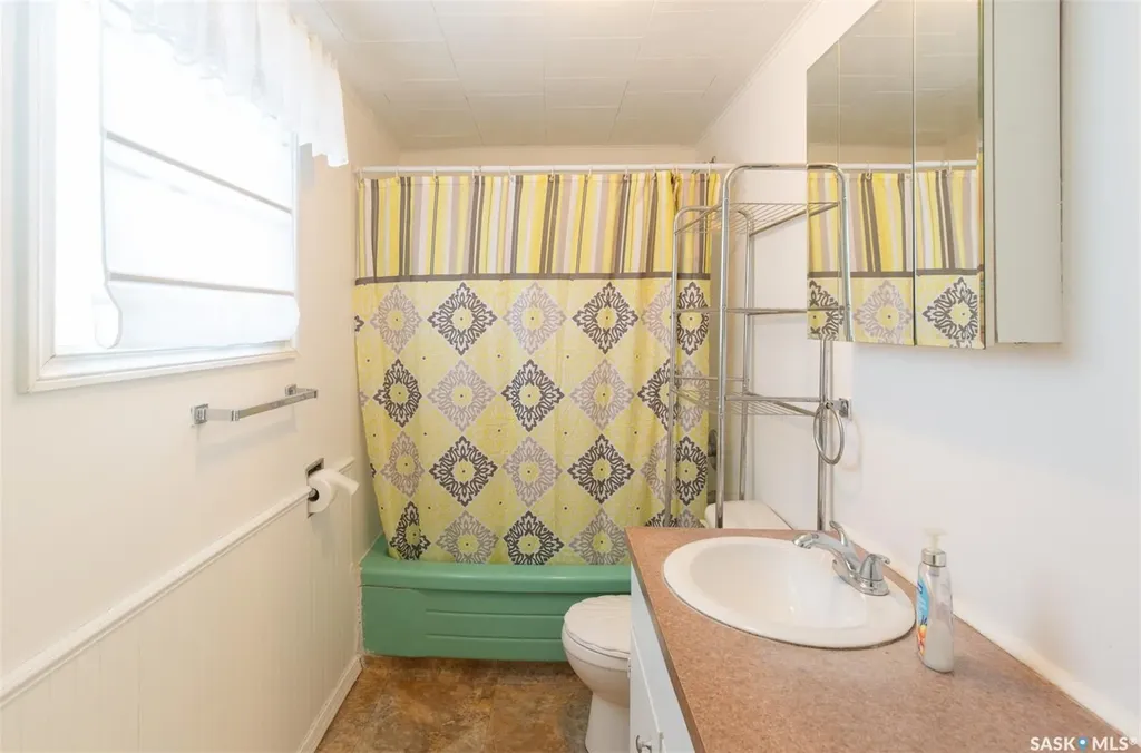 404 Fairford Street W Moose Jaw SK S6H 1W2