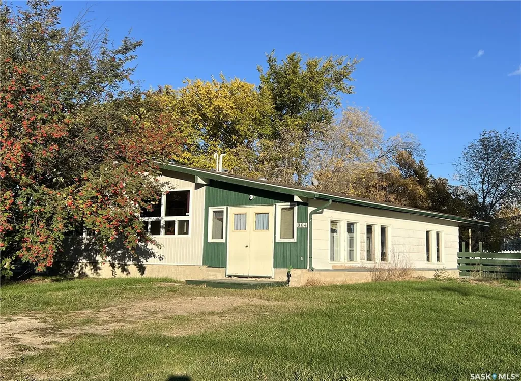 904 Railway Avenue Loon Lake SK S0M 1L0
