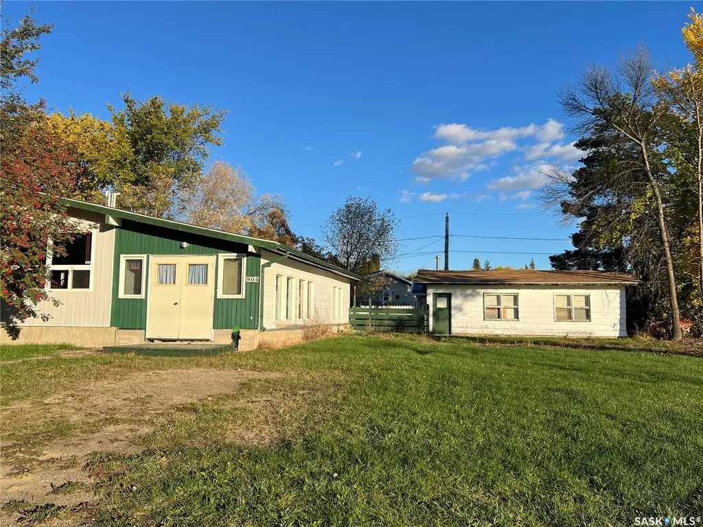 904 Railway Avenue Loon Lake SK S0M 1L0