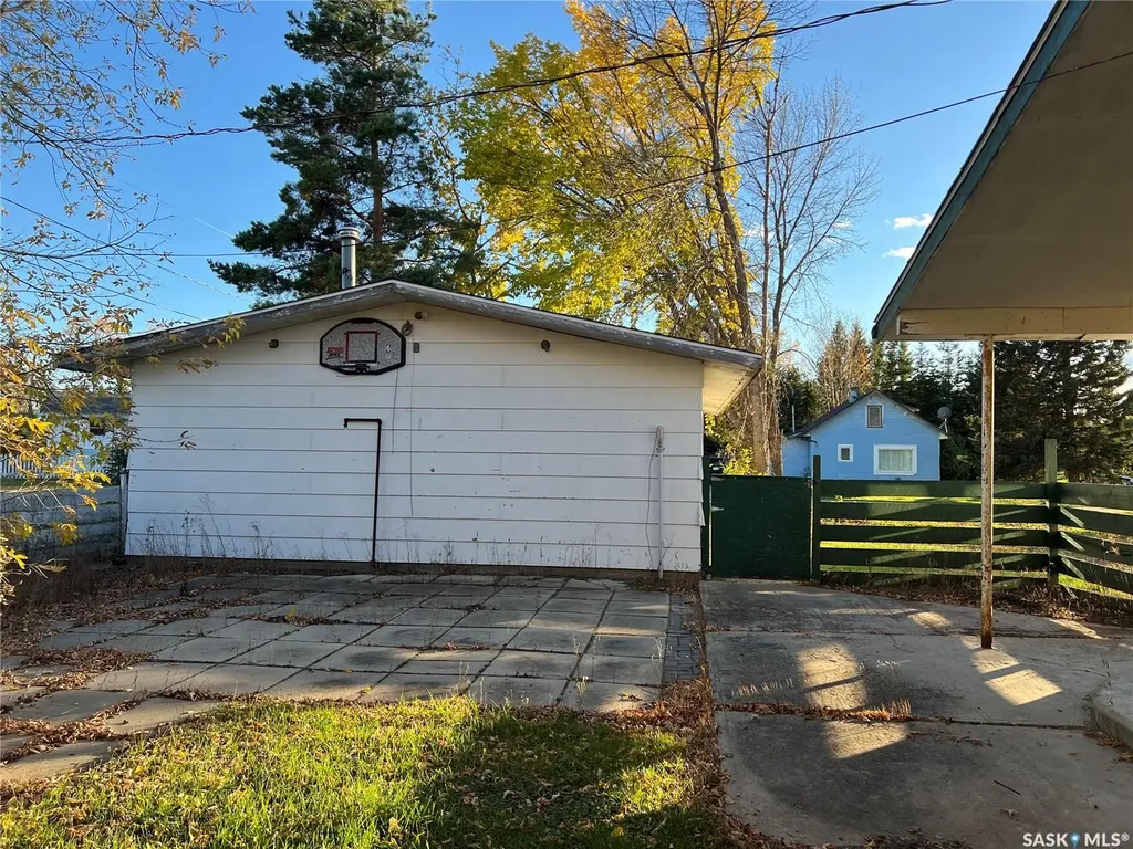 904 Railway Avenue Loon Lake SK S0M 1L0
