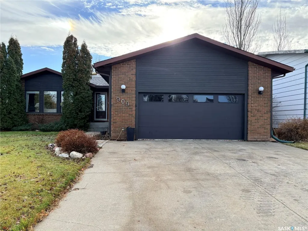 909 Larson Crescent Eston SK S0L 1A0
