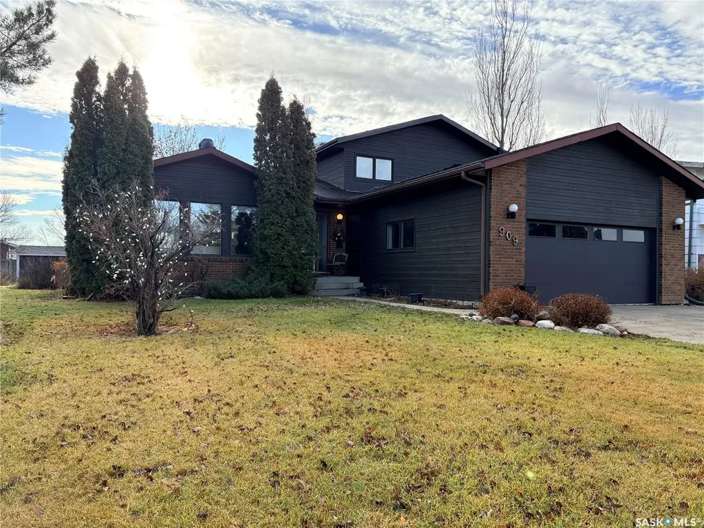 909 Larson Crescent Eston SK S0L 1A0