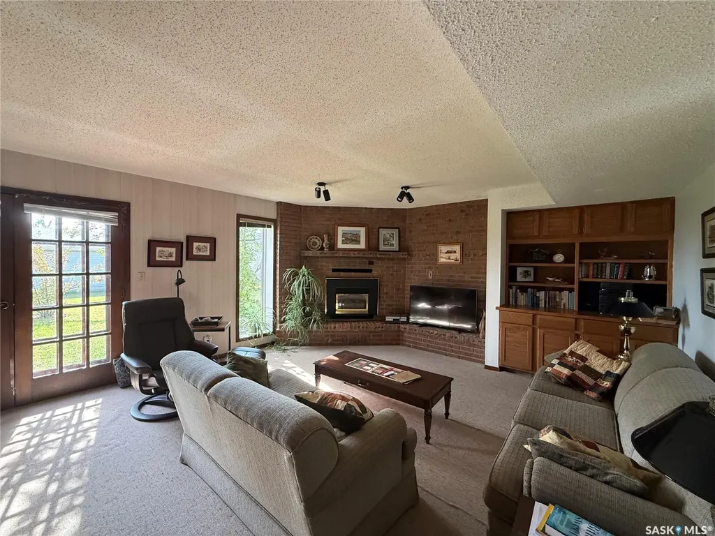 909 Larson Crescent Eston SK S0L 1A0