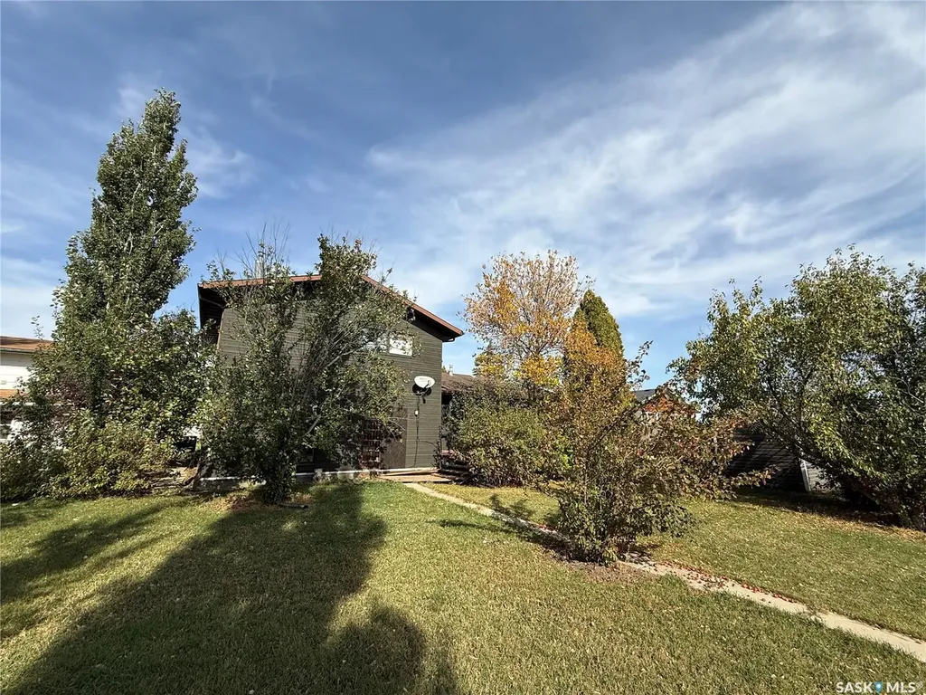 909 Larson Crescent Eston SK S0L 1A0