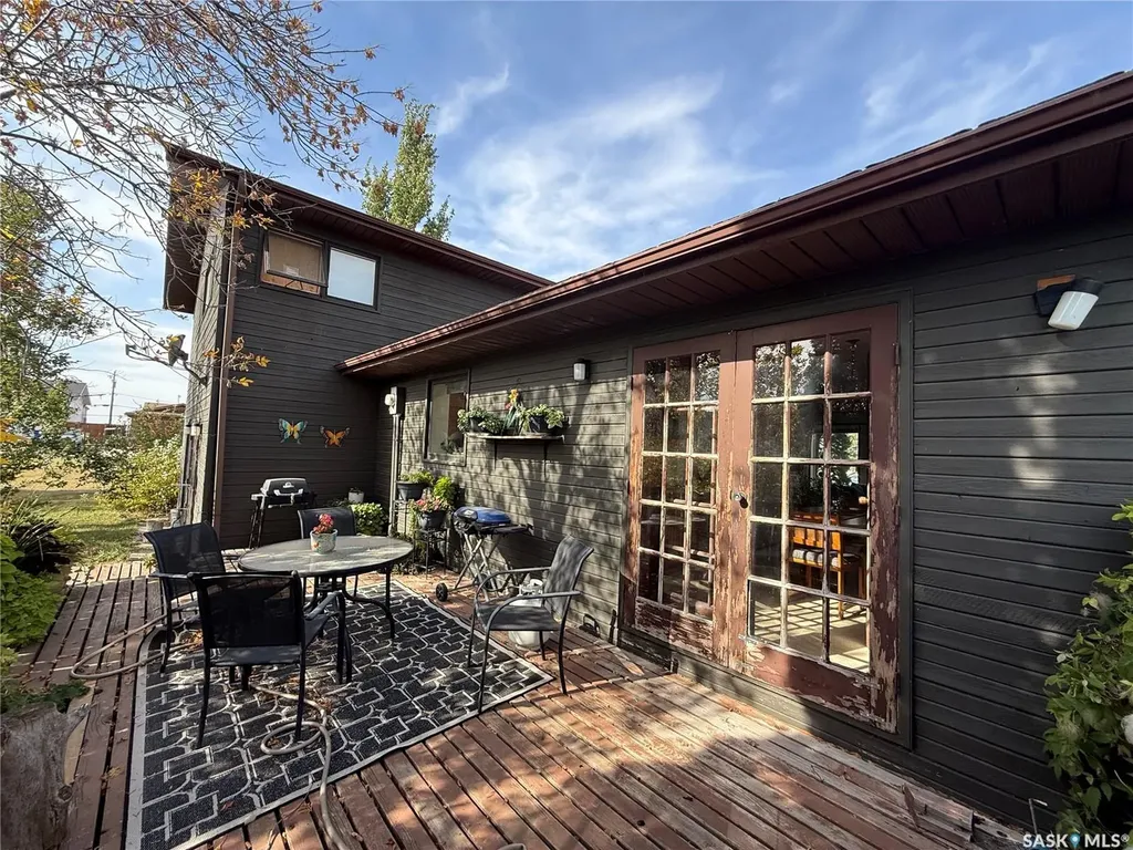 909 Larson Crescent Eston SK S0L 1A0