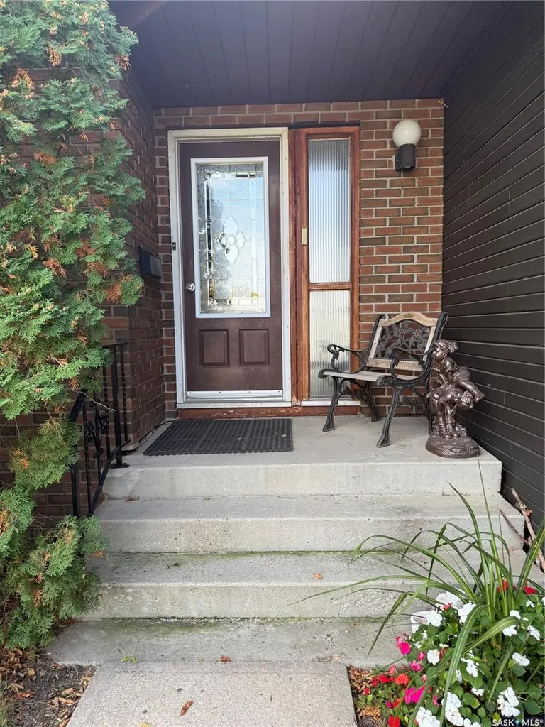 909 Larson Crescent Eston SK S0L 1A0