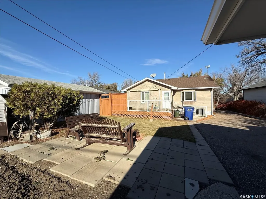 326 3rd Avenue SW Eston SK S0L 1A0