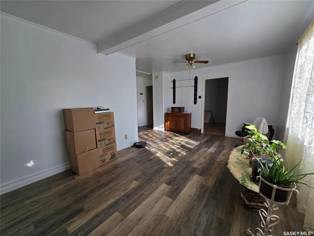 124 10th Street Weyburn SK S4H 1G9