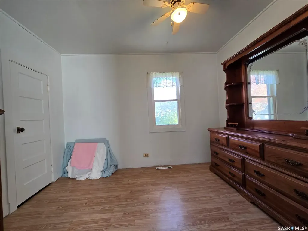 124 10th Street Weyburn SK S4H 1G9