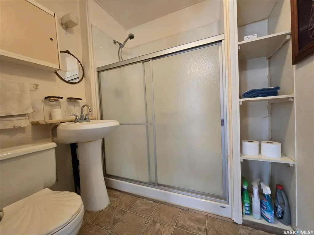 124 10th Street Weyburn SK S4H 1G9