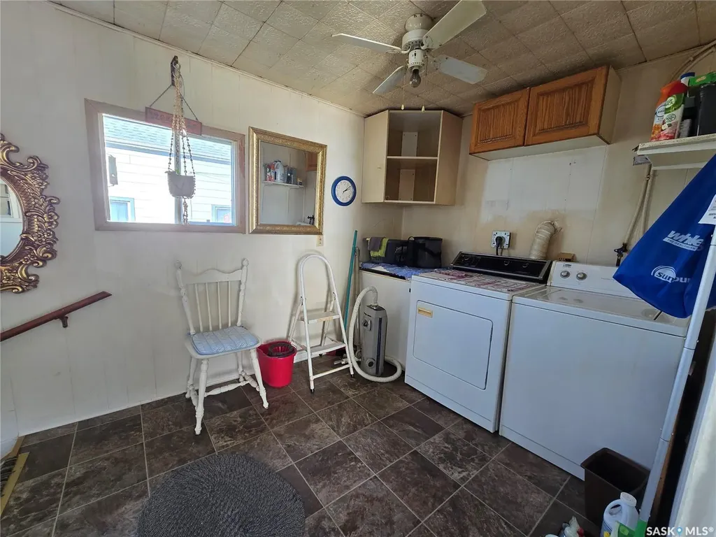 124 10th Street Weyburn SK S4H 1G9