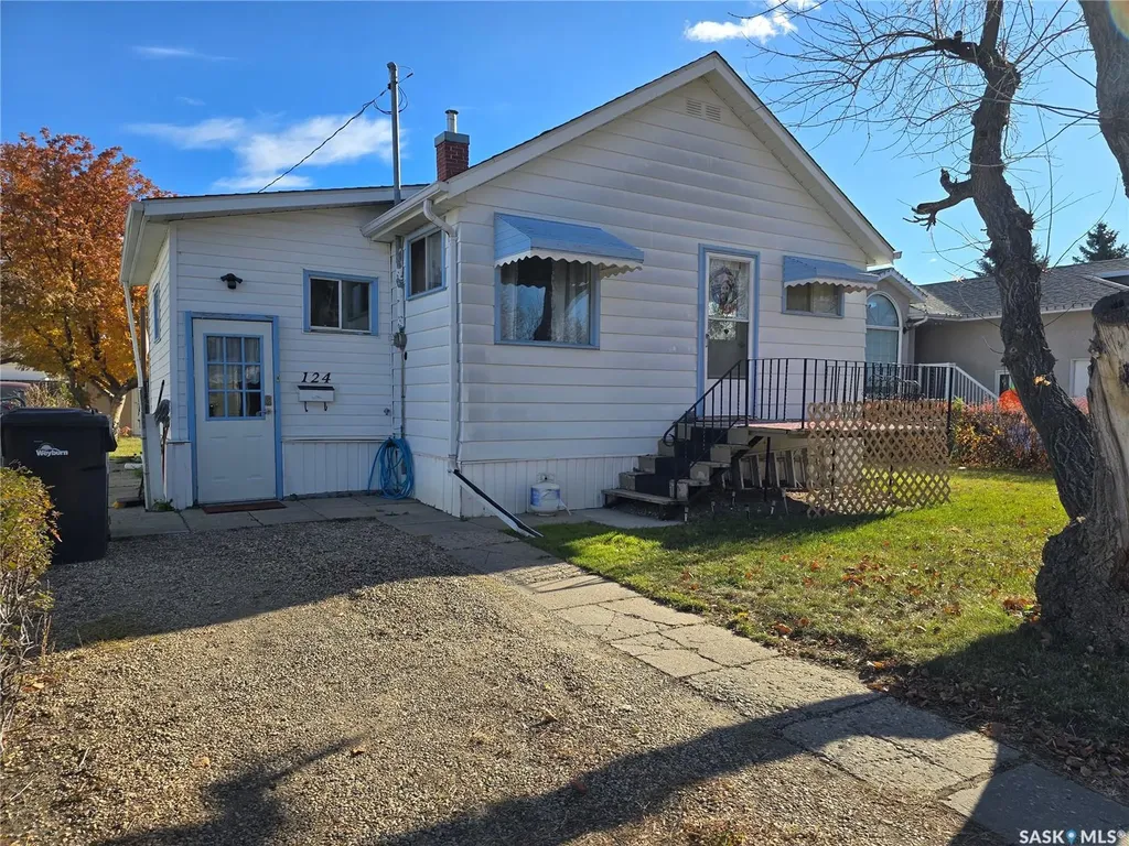 124 10th Street Weyburn SK S4H 1G9