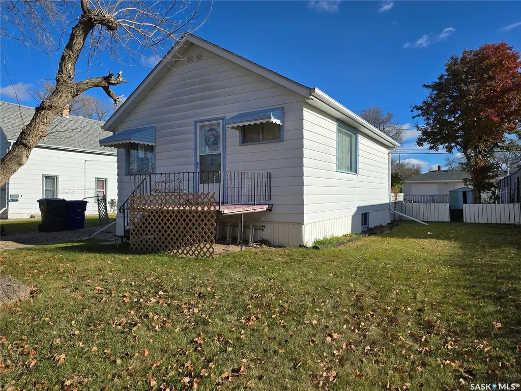124 10th Street Weyburn SK S4H 1G9