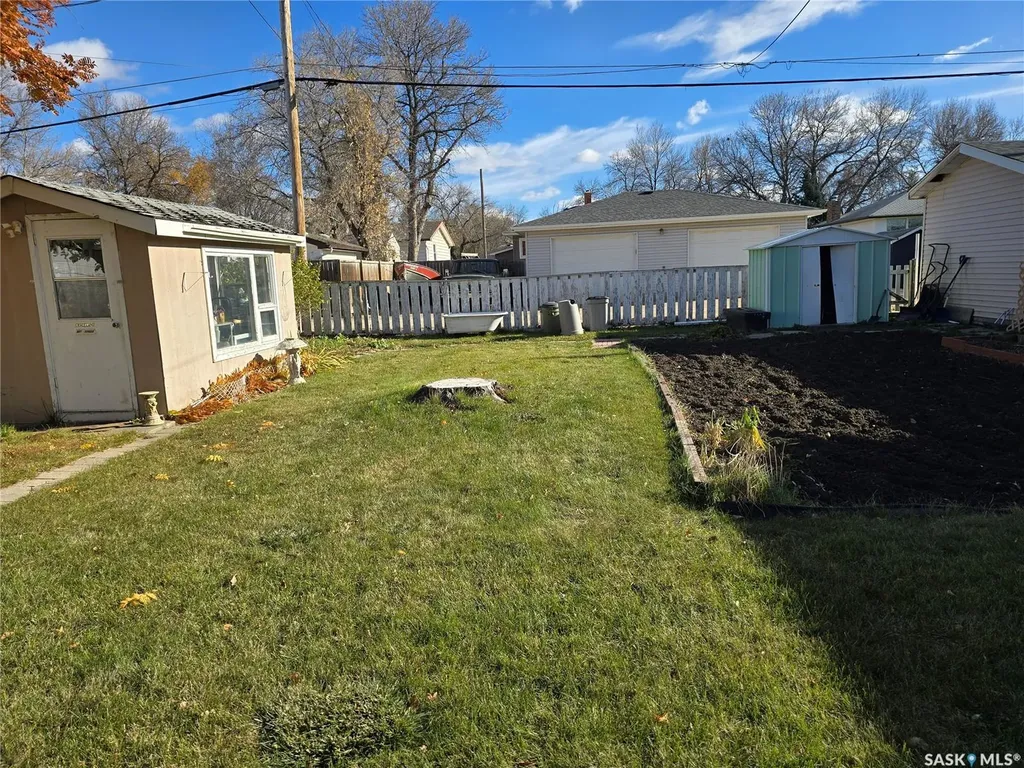 124 10th Street Weyburn SK S4H 1G9