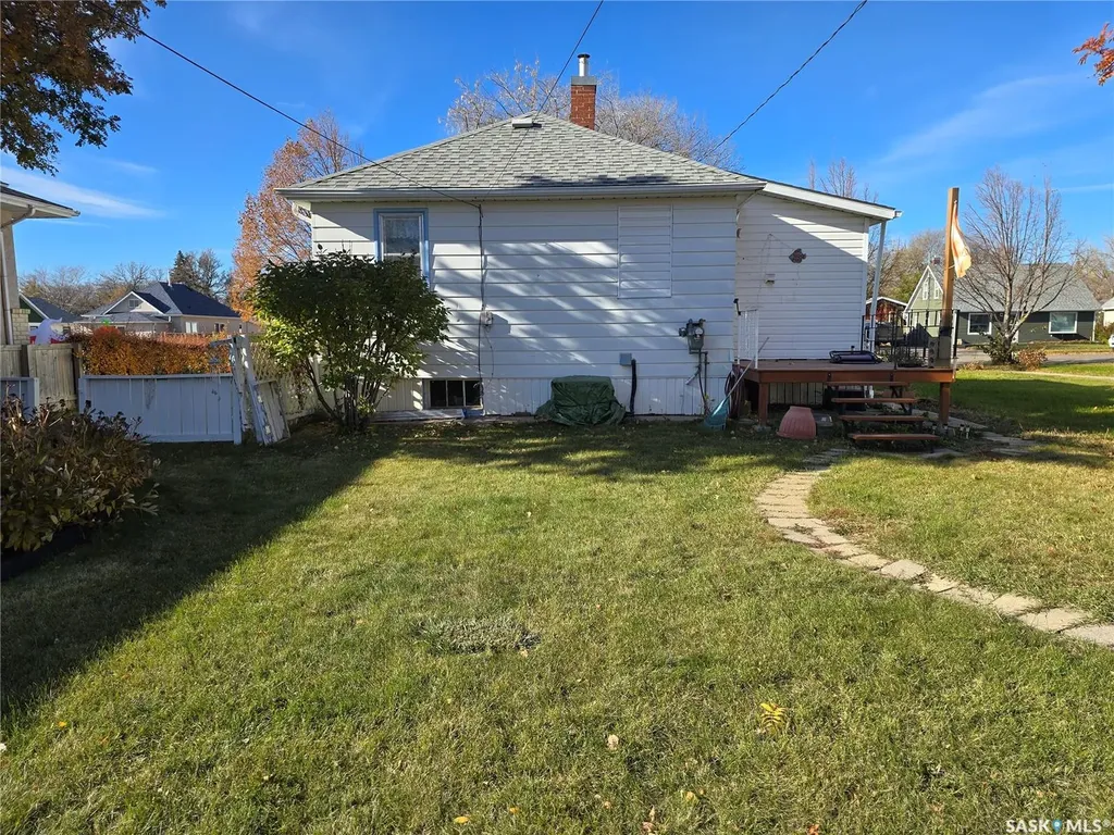 124 10th Street Weyburn SK S4H 1G9