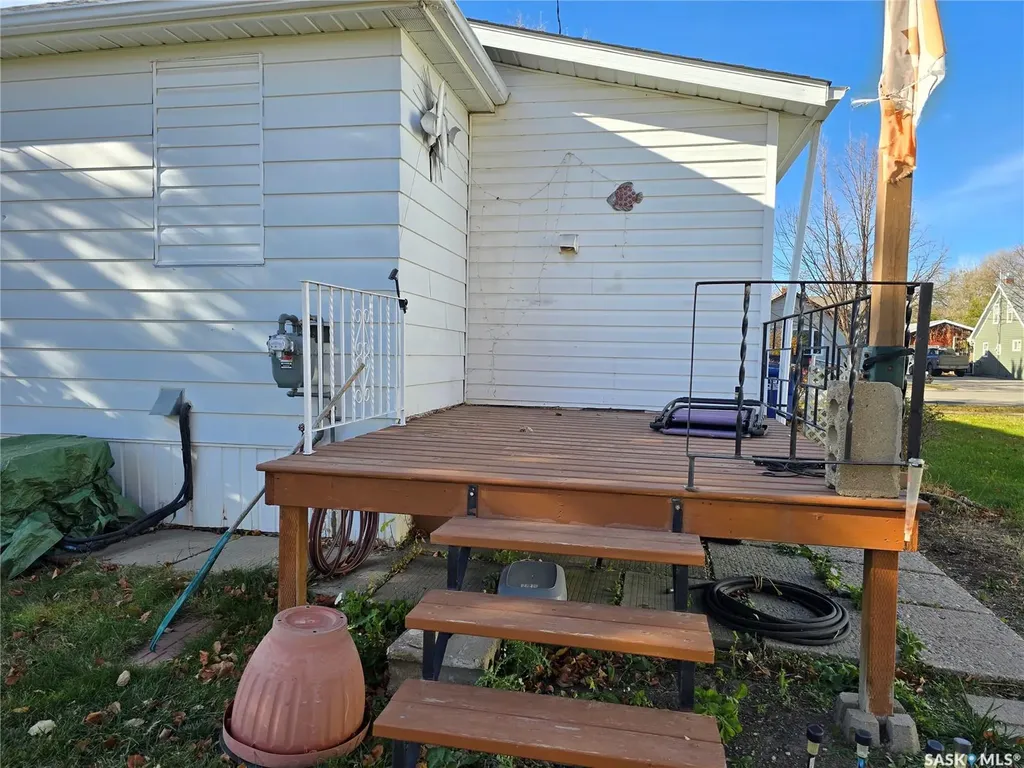 124 10th Street Weyburn SK S4H 1G9