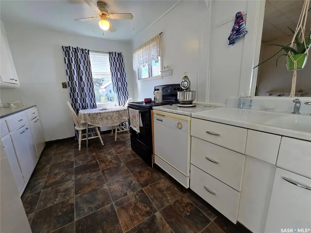 124 10th Street Weyburn SK S4H 1G9