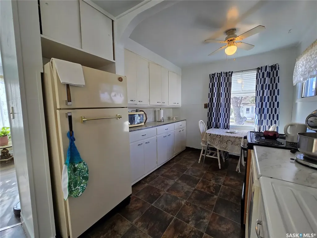 124 10th Street Weyburn SK S4H 1G9