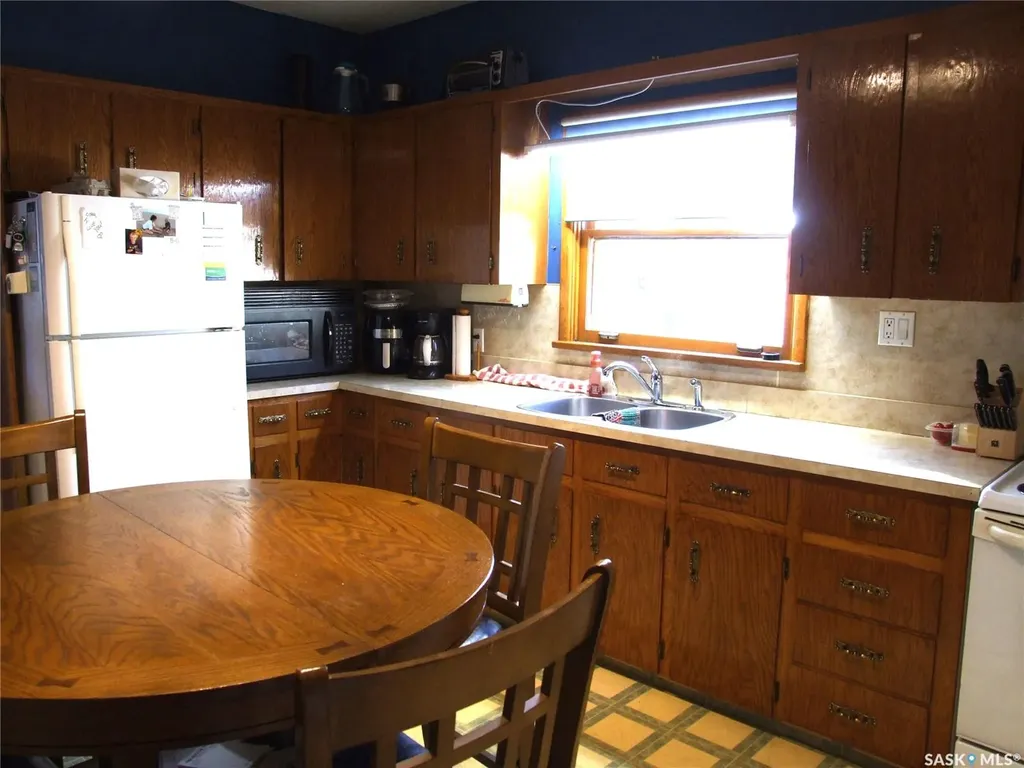 206 1st Street W Leader SK S0N 1H0