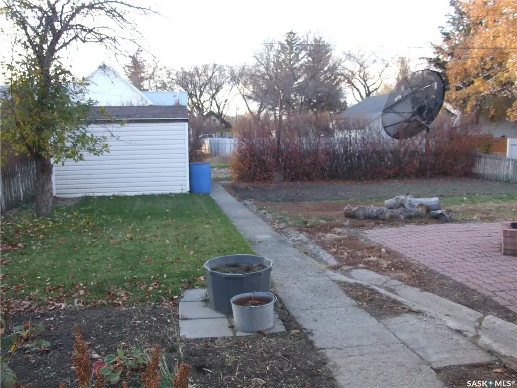 206 1st Street W Leader SK S0N 1H0